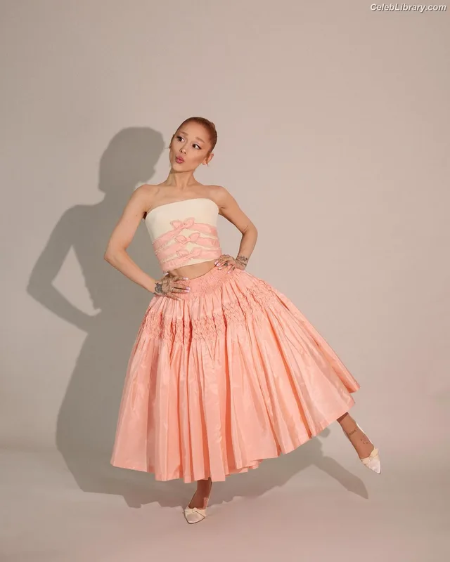 Ariana Grande photo 24 of 3118