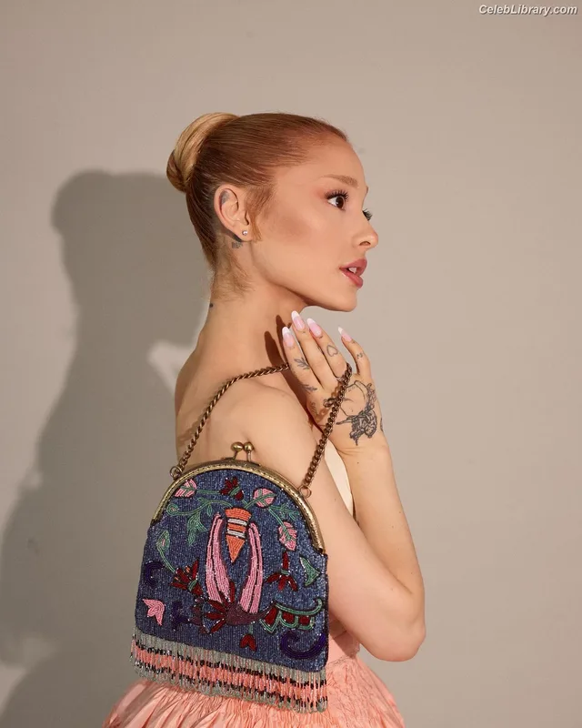 Ariana Grande photo 1 of 3118