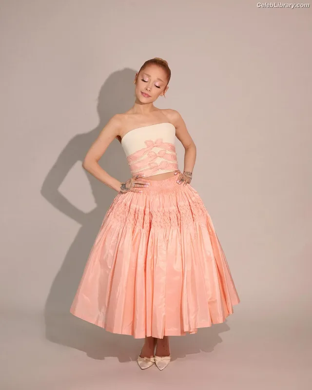 Ariana Grande photo 6 of 3118