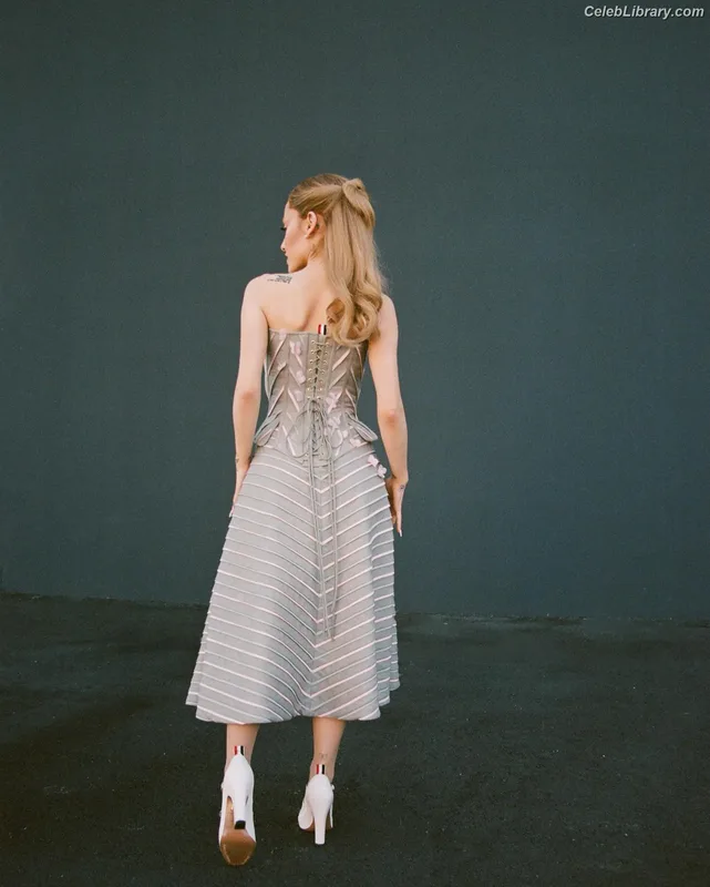 Ariana Grande photo 8 of 3118
