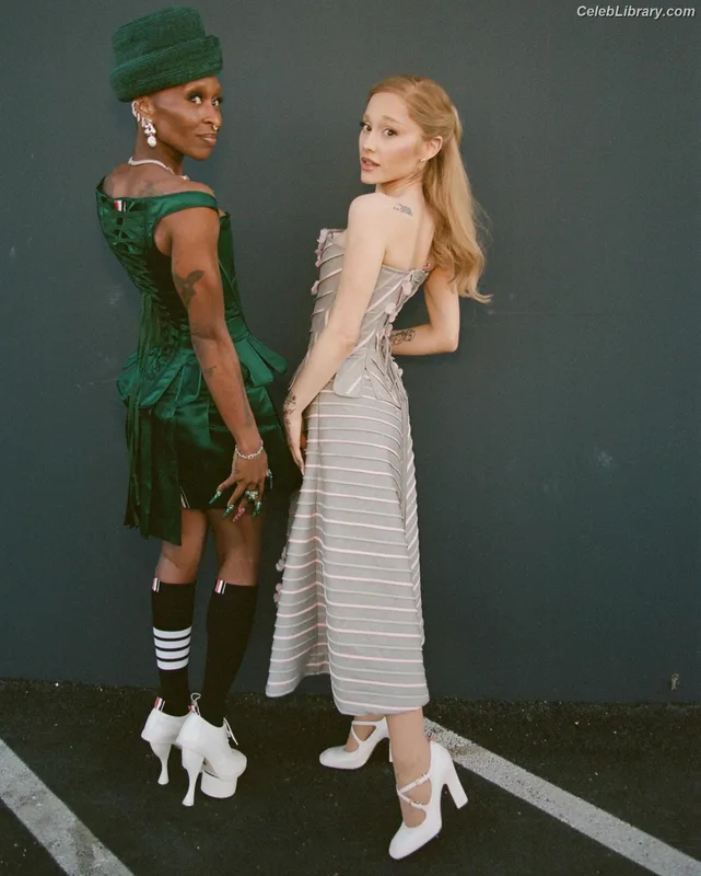 Ariana Grande photo 9 of 3118