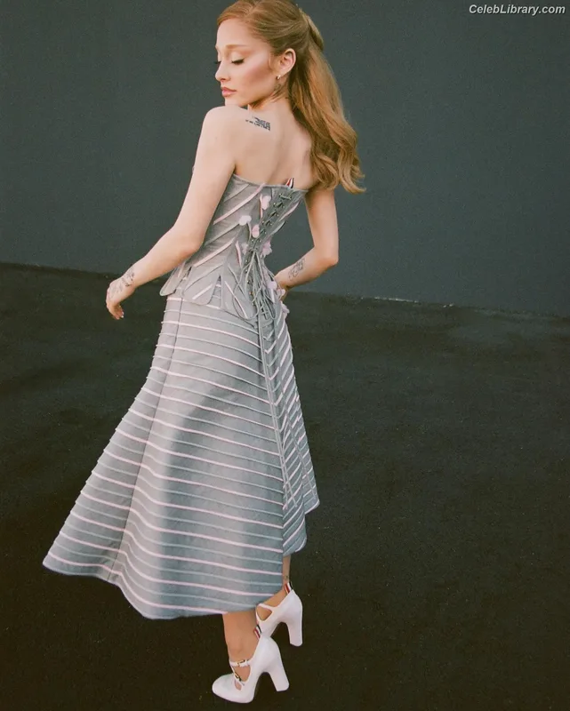 Ariana Grande photo 10 of 3118