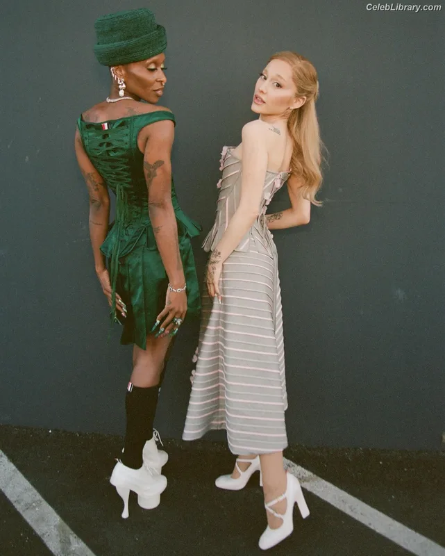 Ariana Grande photo 11 of 3118