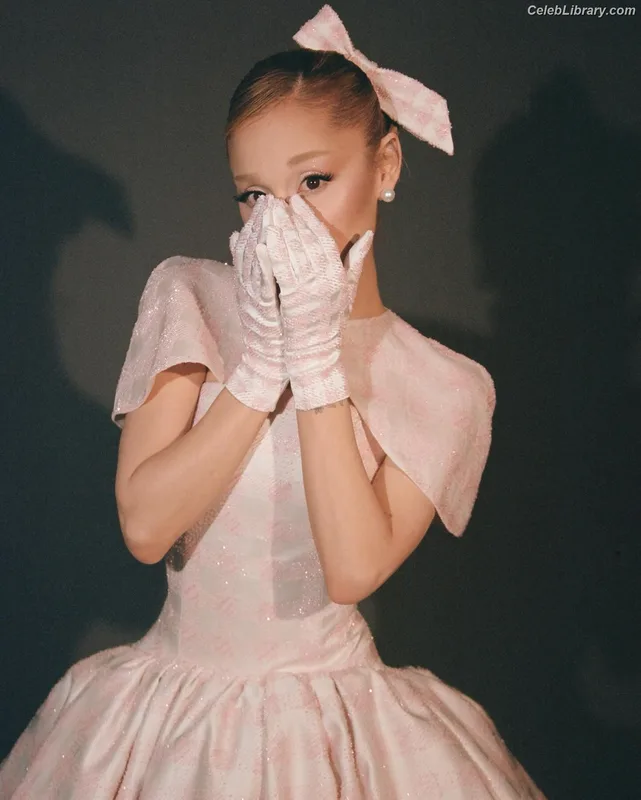 Ariana Grande photo 13 of 3118