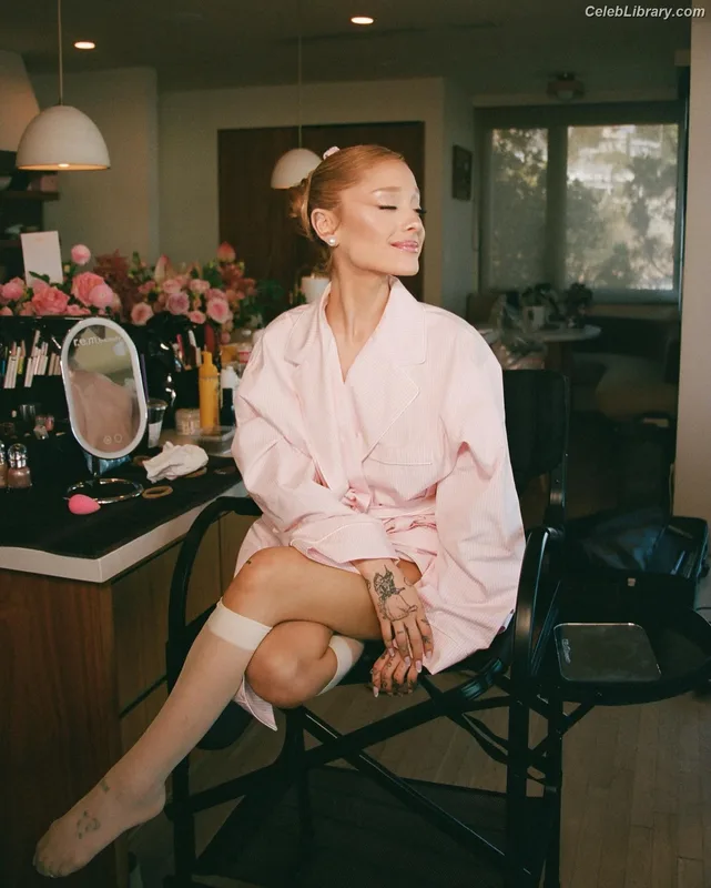 Ariana Grande photo 16 of 3118