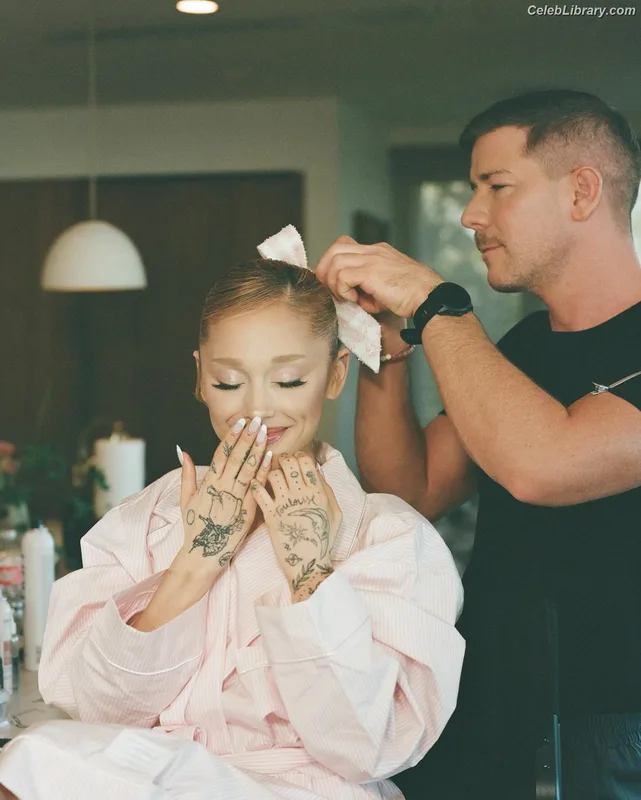 Ariana Grande photo 21 of 3118