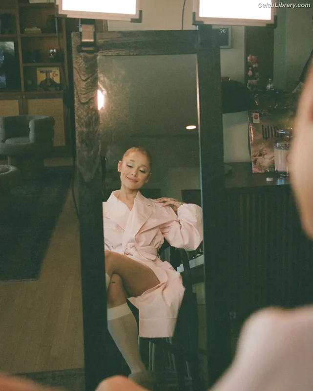 Ariana Grande photo 23 of 3118