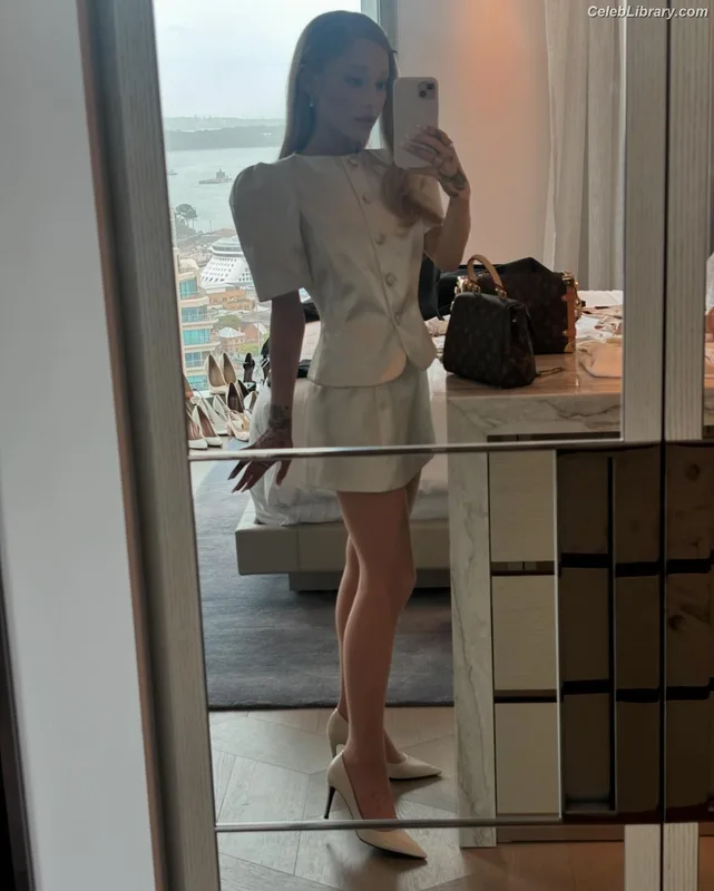 Ariana Grande photo 3 of 3118