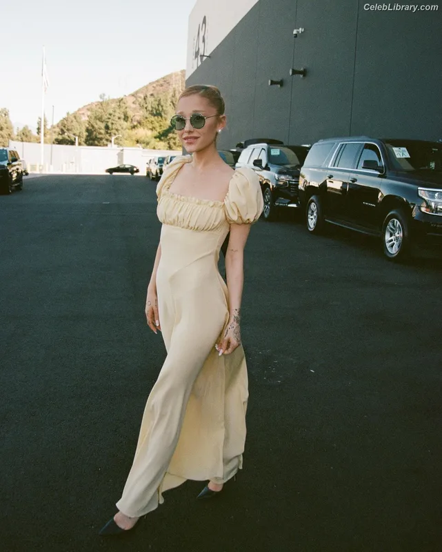 Ariana Grande photo 5 of 3118