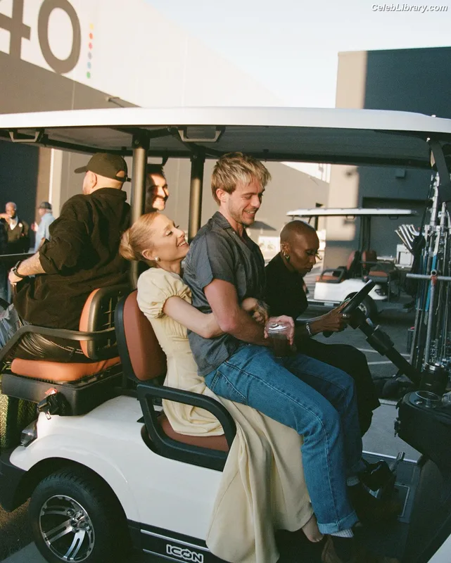 Ariana Grande photo 9 of 3118