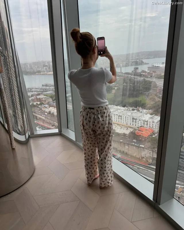 Ariana Grande photo 12 of 3118