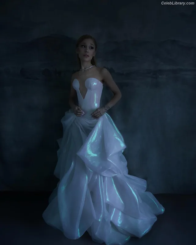 Ariana Grande photo 13 of 3118