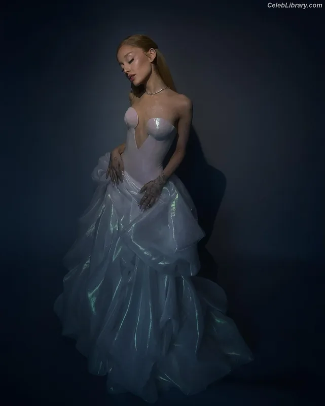 Ariana Grande photo 17 of 3118