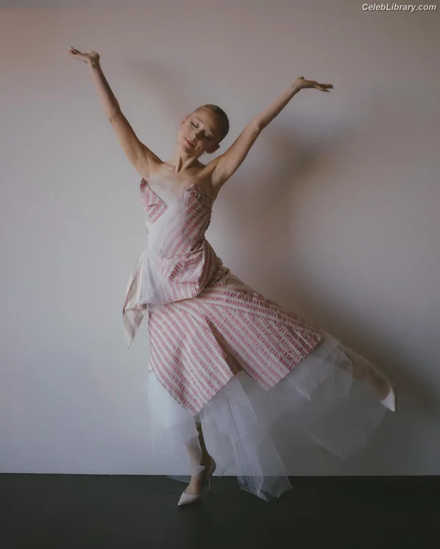 Ariana Grande photo 22 of 3118