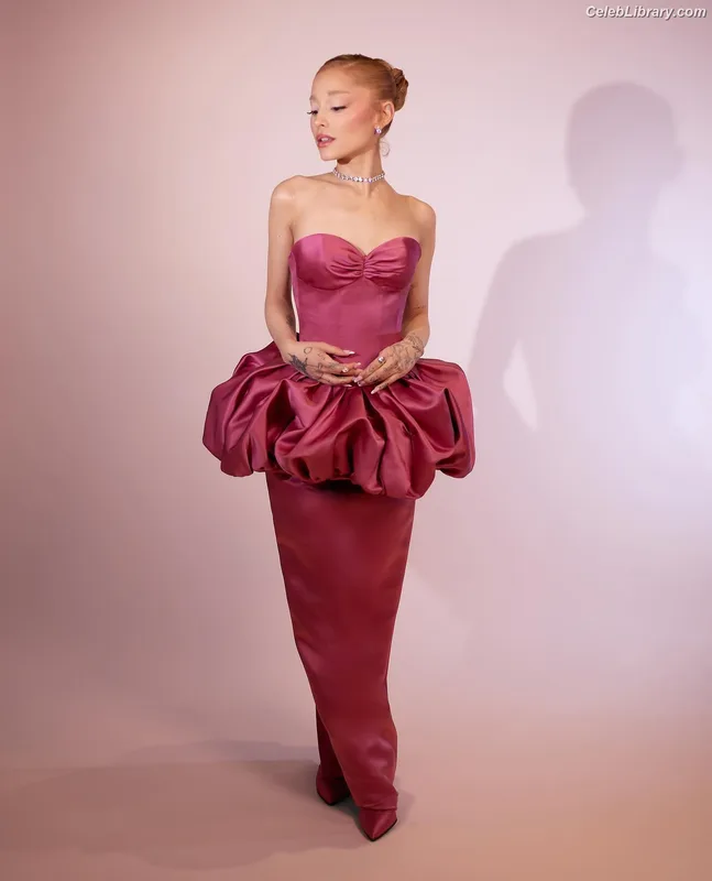 Ariana Grande photo 3 of 3118