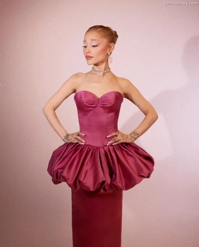 Ariana Grande photo 4 of 3118