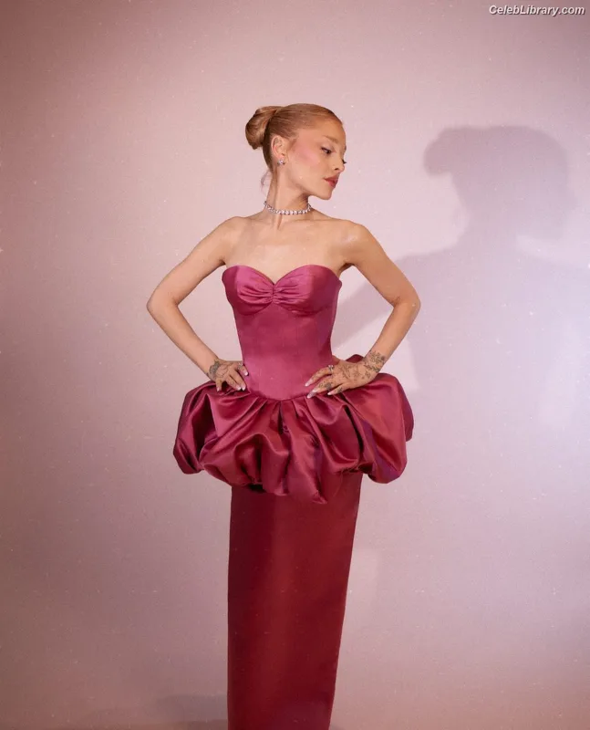 Ariana Grande photo 6 of 3118