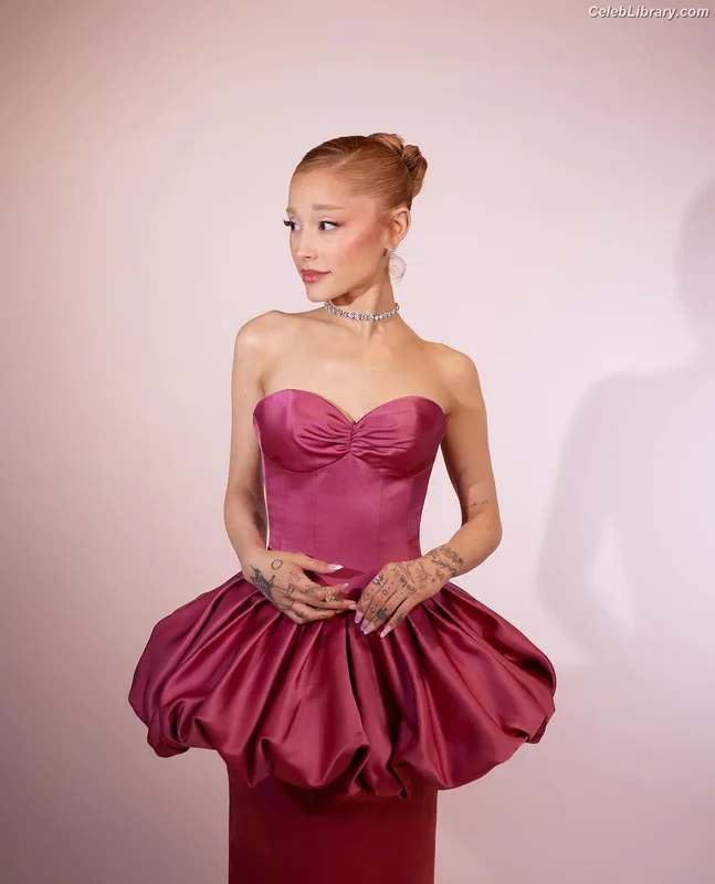 Ariana Grande photo 8 of 3118