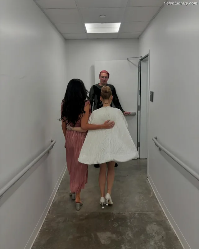 Ariana Grande photo 10 of 3118