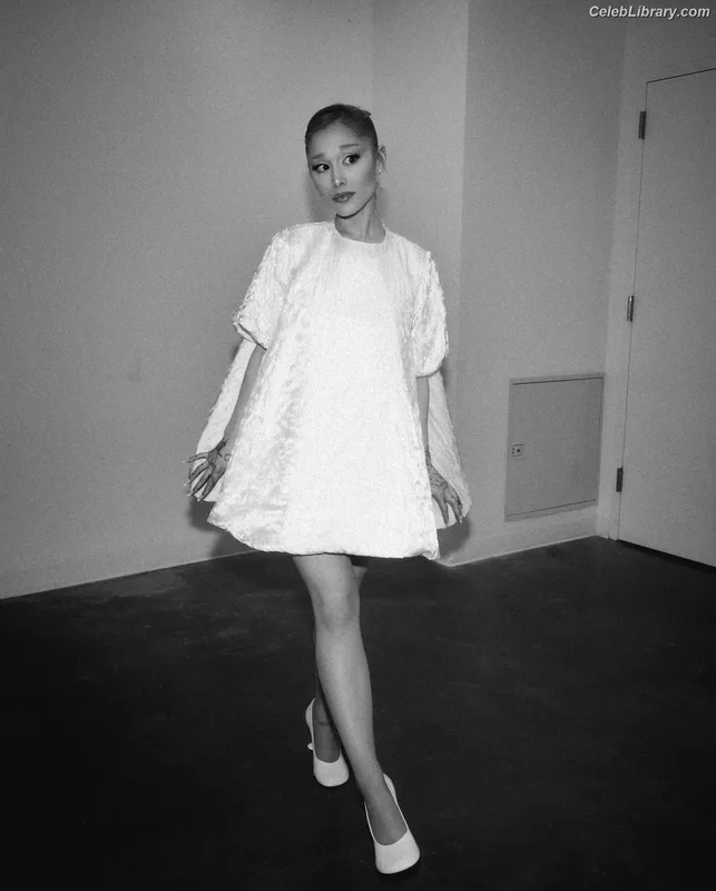 Ariana Grande photo 11 of 3118