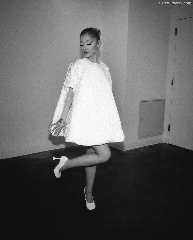 Ariana Grande photo 12 of 3118