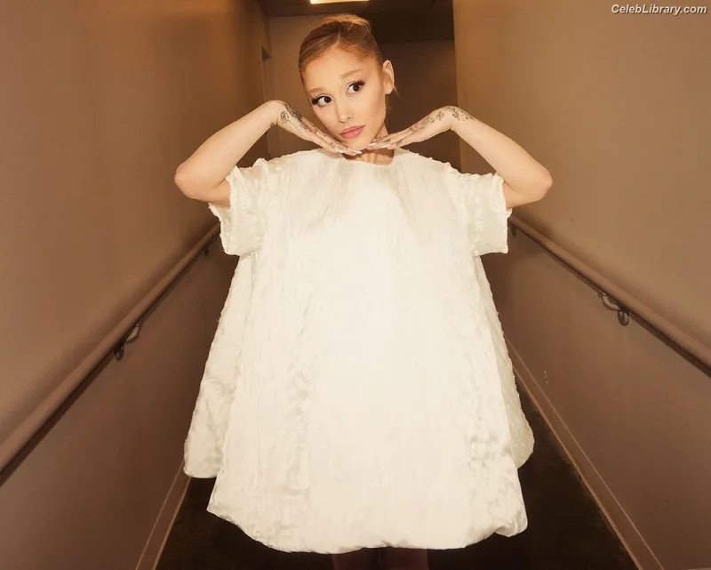Ariana Grande photo 13 of 3118