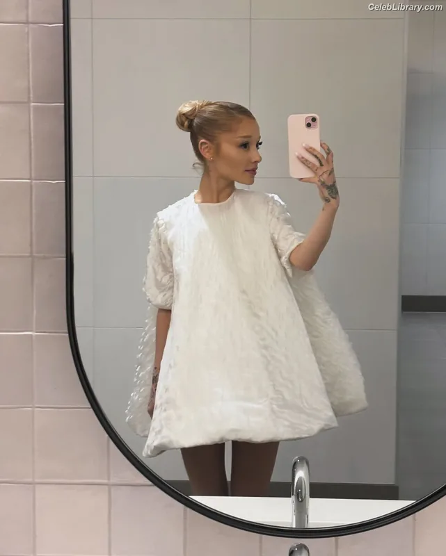 Ariana Grande photo 14 of 3118