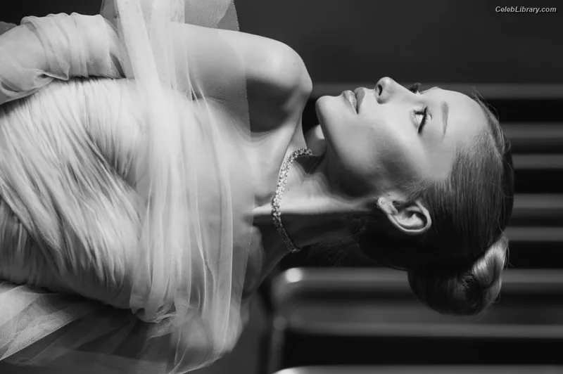 Ariana Grande photo 18 of 3118