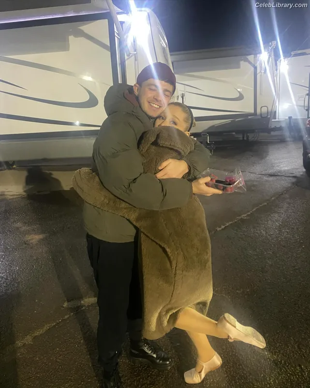 Ariana Grande photo 4 of 3118