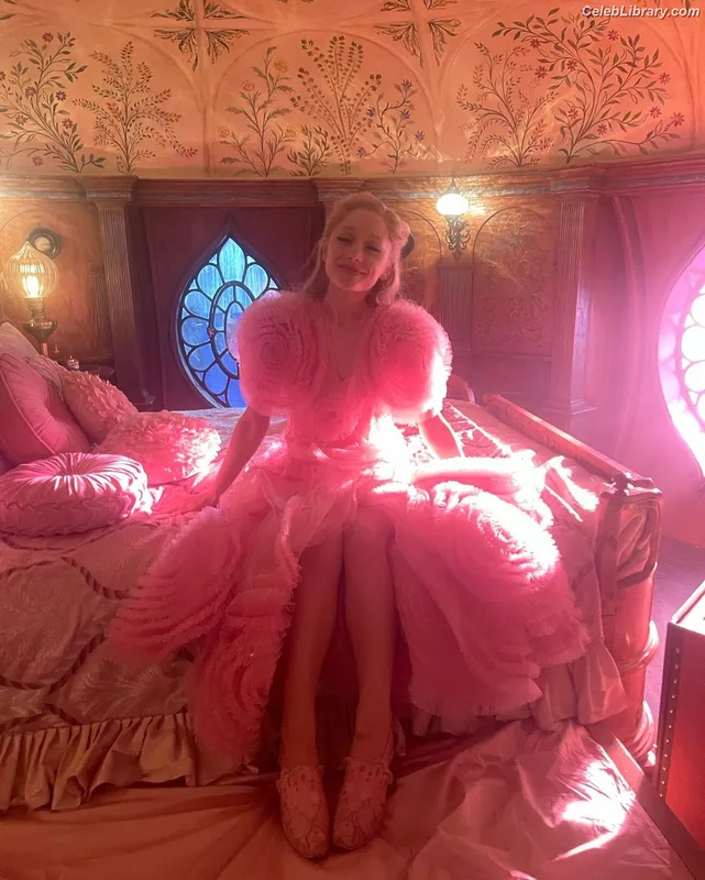 Ariana Grande photo 5 of 3118