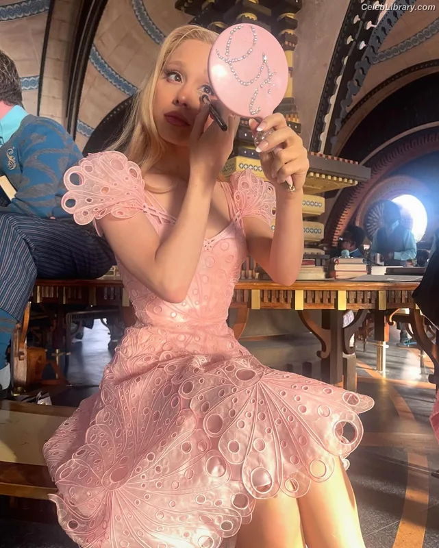 Ariana Grande photo 6 of 3118