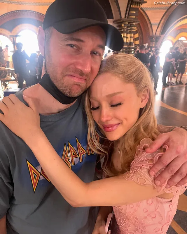 Ariana Grande photo 8 of 3118