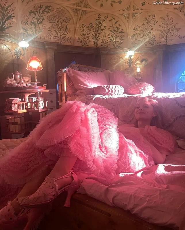 Ariana Grande photo 9 of 3118