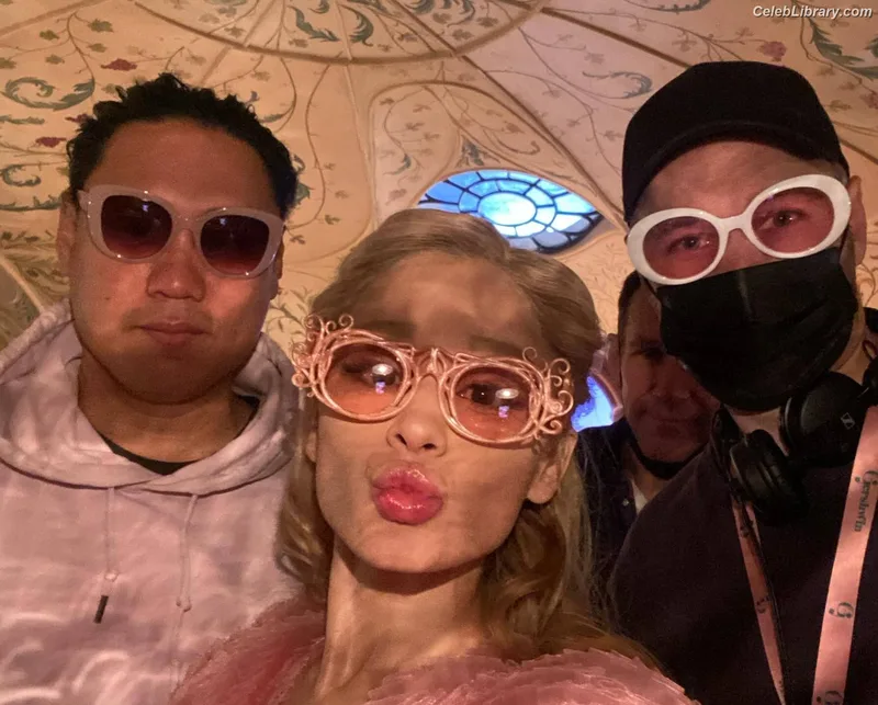 Ariana Grande photo 11 of 3118