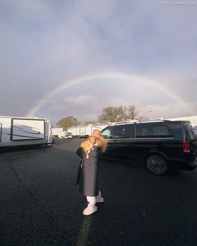 Ariana Grande photo 12 of 3118