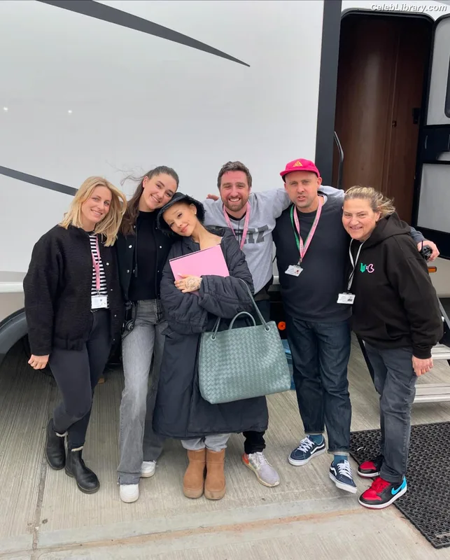 Ariana Grande photo 18 of 3118