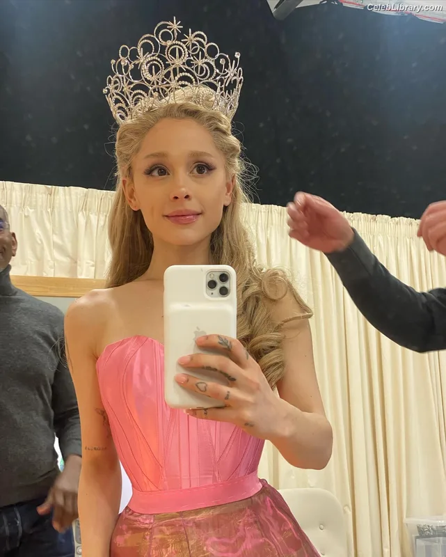 Ariana Grande photo 21 of 3118