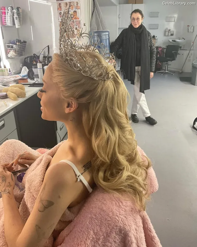 Ariana Grande photo 24 of 3118