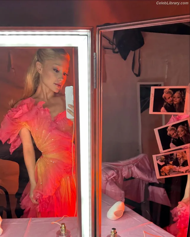Ariana Grande photo 1 of 3118