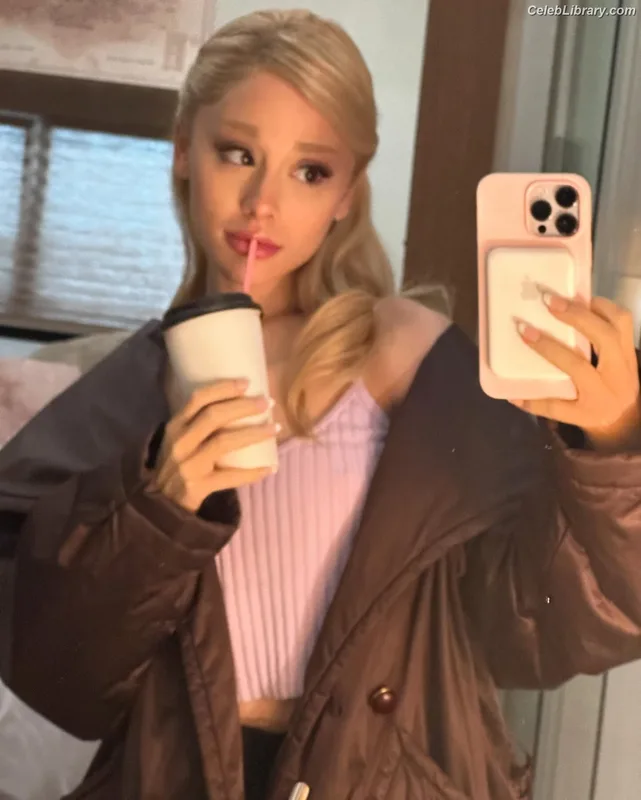 Ariana Grande photo 3 of 3118