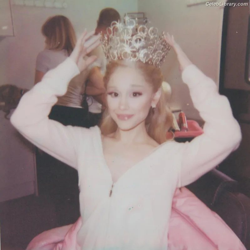 Ariana Grande photo 7 of 3118