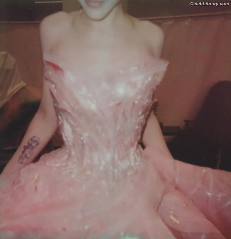 Ariana Grande photo 10 of 3118