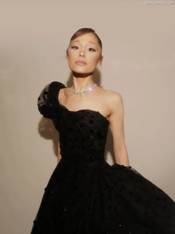 Ariana Grande photo 15 of 3118