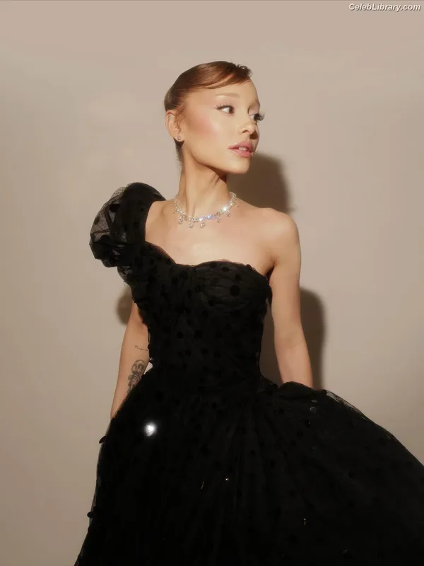 Ariana Grande photo 17 of 3118