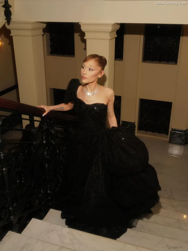 Ariana Grande photo 19 of 3118