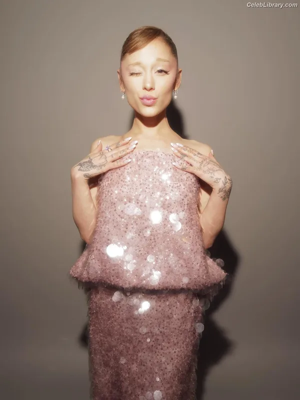 Ariana Grande photo 22 of 3118