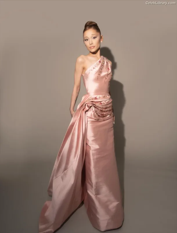 Ariana Grande photo 4 of 3118