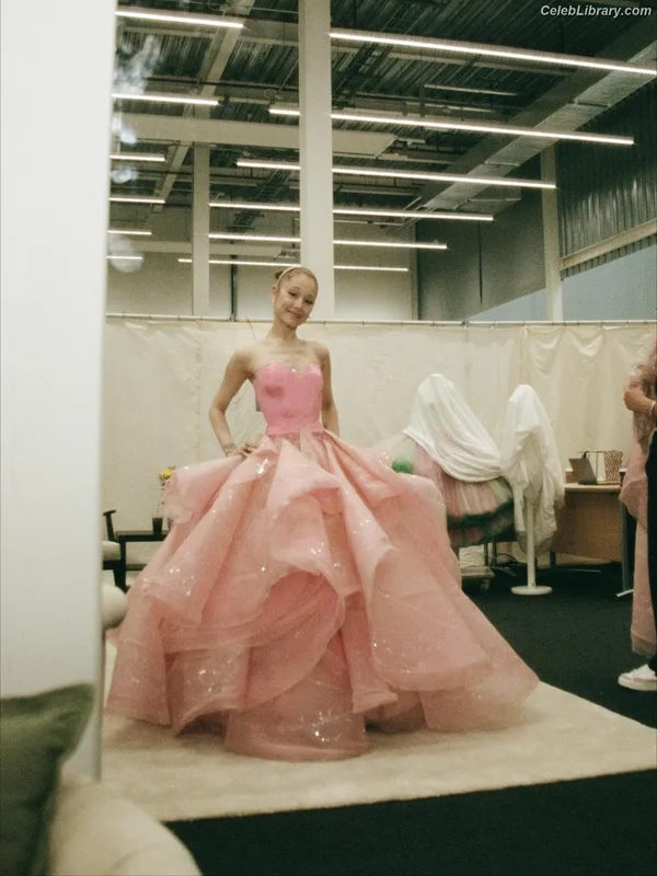 Ariana Grande photo 7 of 3118