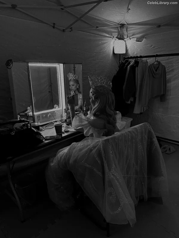 Ariana Grande photo 8 of 3118