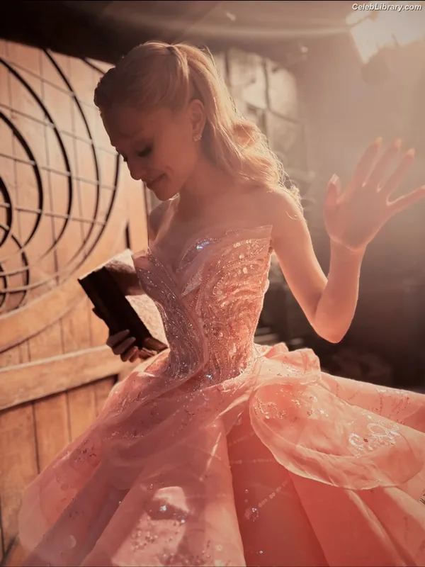 Ariana Grande photo 10 of 3118